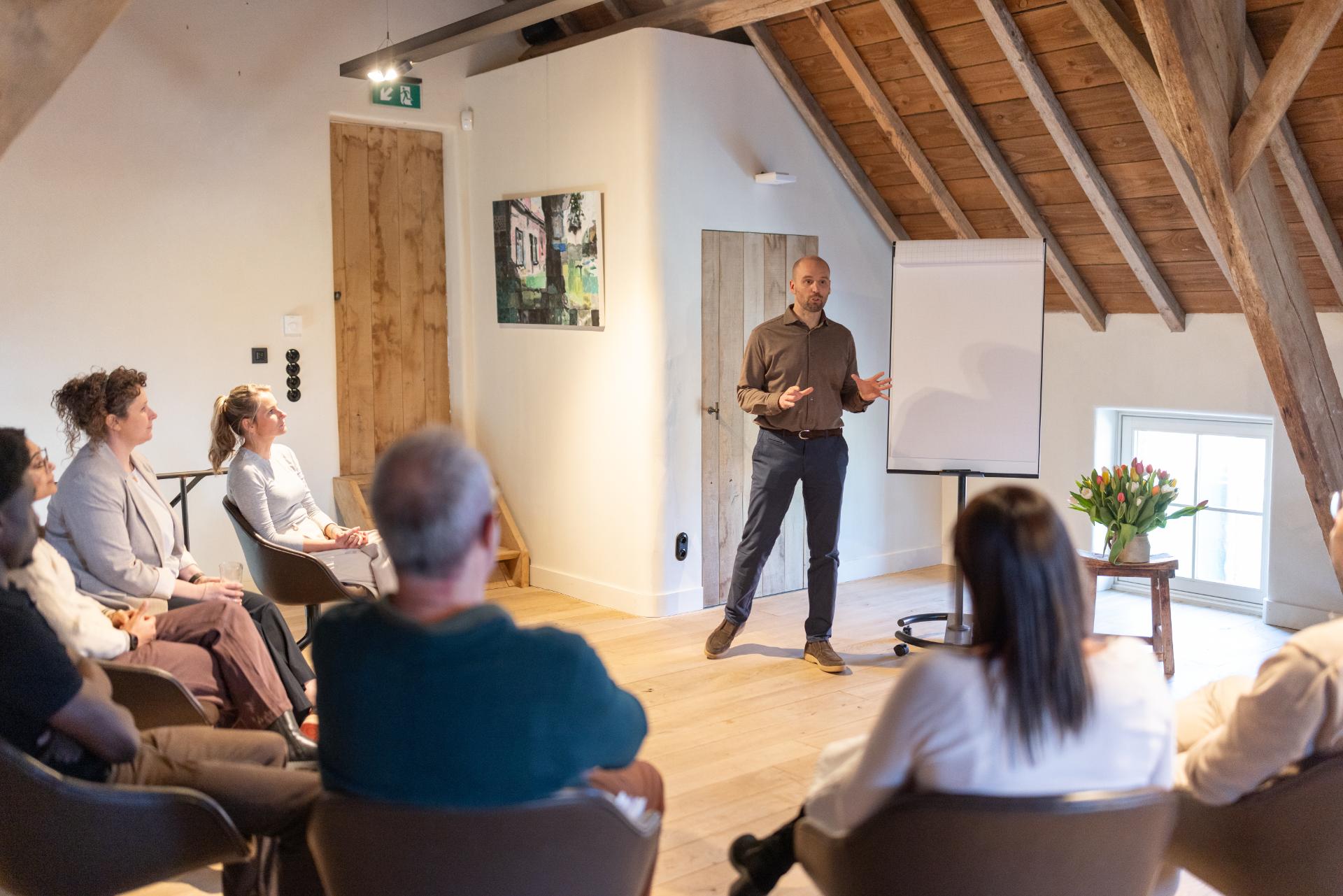 row Strong begeleidt mensen en organisaties die vastlopen in samenwerking, leiderschap of geen duidelijke richting ervaren