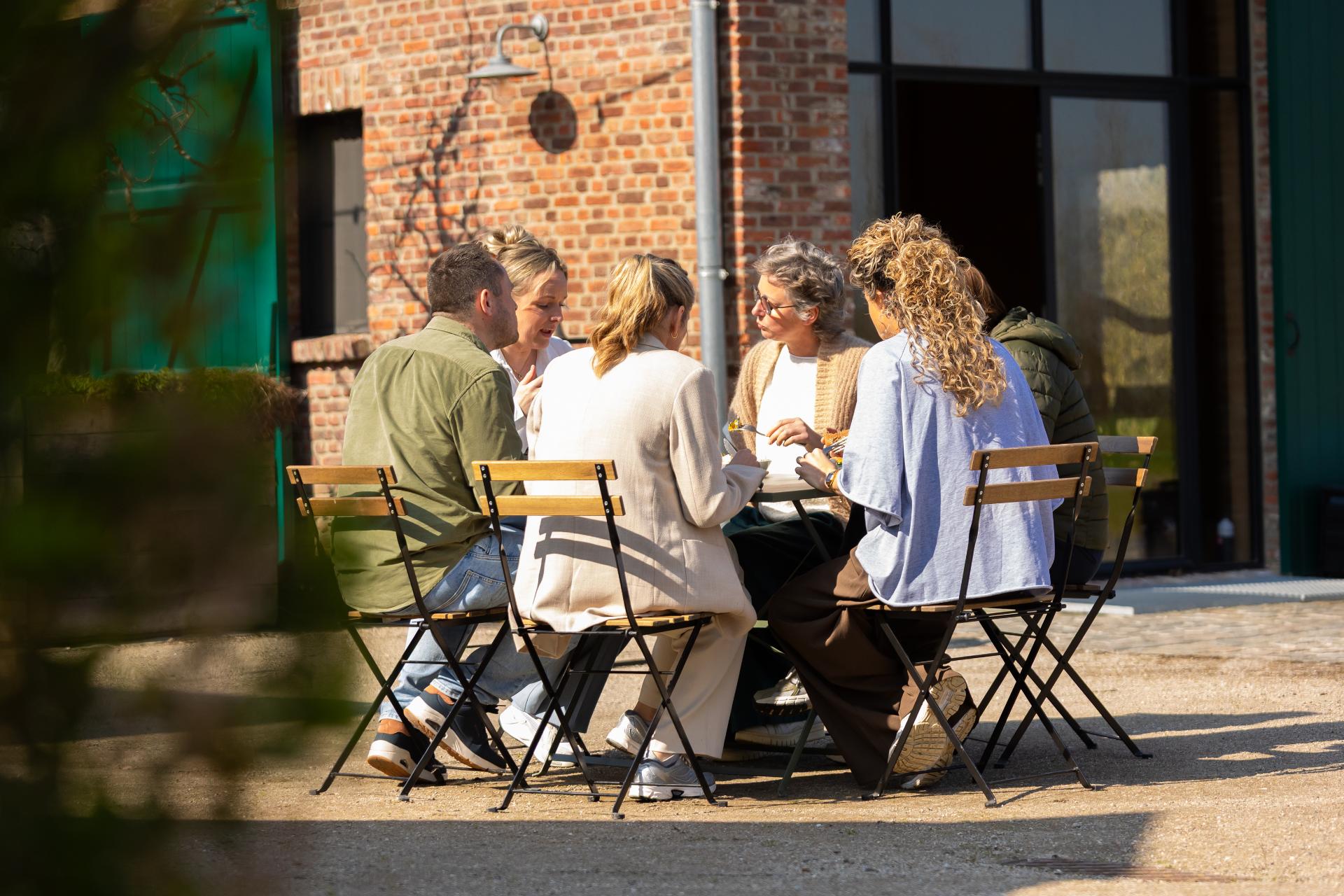 Voor we starten, brengen we samen scherp wat de organisatie vraagt en welke ruimte er is om daarmee te werken